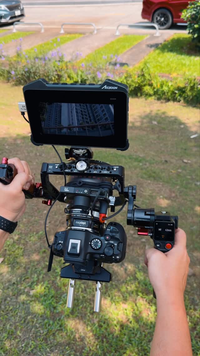 I love my R6 mark III handheld rig 🎥  Open Gate 3:2 • 7K RAW 2600Mbps   • Gears lists:   @canonusa R6 mark III  @atlaslensco Mercury 42mm T2.2 Anamorphic 1.5X  @dulens.hk PL to RF adapter  @brighttangerine Halo cage  @velium PENTA system filter @accsoontech CineView M7 @portkeys.global 8K HDMI flex cable  @dji_ronin Focus Pro @thelenscuff Lite 95mm  @zacuto Tactical Handle  @kesslercrane K-Plate  @8sinn 15mm Stainless Steel  @smallrig.global Monitor Mount
