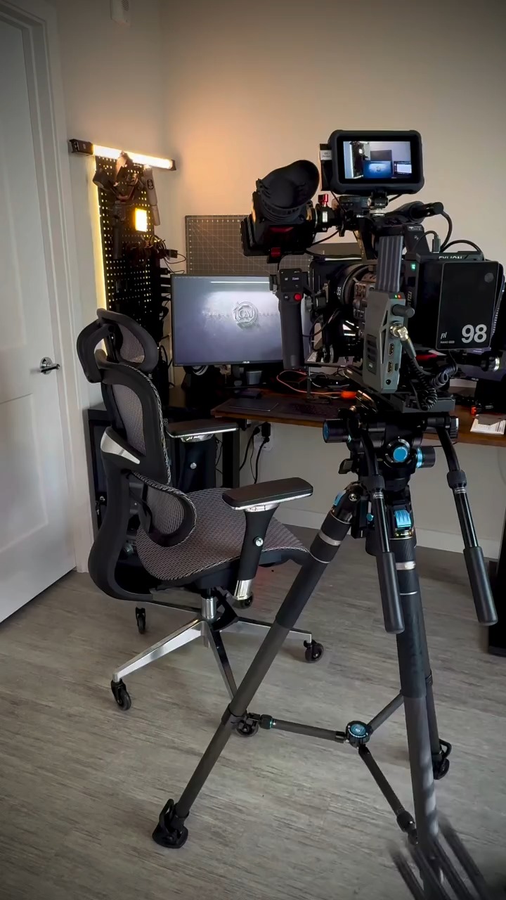 🎬 Set Free with @greyesgabriel & the M7 Pro! 🎬  Stop being chained to video cables! Director of Photography @greyesgabriel knows the secret to set mobility: The Accsoon CineView M7 Pro and its essential Side Handles.  This monitor is your mobile command center—smart, bright, and cable-free:  1000-Nit Sun-Blaster: See your image clearly, even in direct sunlight. No more squinting!  Built-in Wireless (RX/TX): Instant Director’s Monitor. Just attach the Side Handles and take command of the set.  SmartOS & Pro Tools: Manage LUTs, check exposure, and even record 4K60, all from one smart screen.  Upgrade your workflow. Cut the cord. Thanks for the amazing shots, @greyesgabriel   #Accsoon #CineViewM7Pro #WirelessMonitoring #SetLife #DOP #Filmmaking #1000Nits