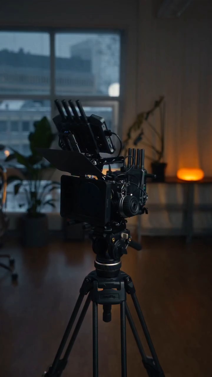 The ultimate 4K wireless workflow.   Upgraded the FX3 rig to a full 4K wireless system.  ⚡️ Building out the Sony FX3 with the new Accsoon CineView Master 4K and the M7 Pro monitor. The Master 4K brings insane 30ms low latency and 4K60 video, while the M7 Pro keeps everything clear with its 1000-nit high-bright screen.   Wireless monitoring has never felt this solid. 🎬📡  @thobiashilden   #Accsoon #CineViewMaster4K #M7Pro