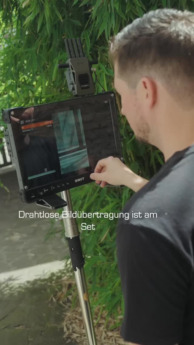 Jedes Detail zählt. Mit dem Accsoon CineView 4K siehst du dein Bild in gestochen scharfer 4K-Qualität – stabil, präzise und in Echtzeit.  Kabellos, zuverlässig und mit extrem niedriger Latenz. Ob Regie, Kamera oder Fokus Pulling – alle sehen dasselbe Bild, ohne Kompromisse.  Denn wer jedes Frame sieht, kann jedes Frame perfektionieren.  #Accsoon #CineView4K #WirelessVideo #Filmmaking #OnSet #CineTools #CameraRig #FilmmakerLife #MediatecMarketing